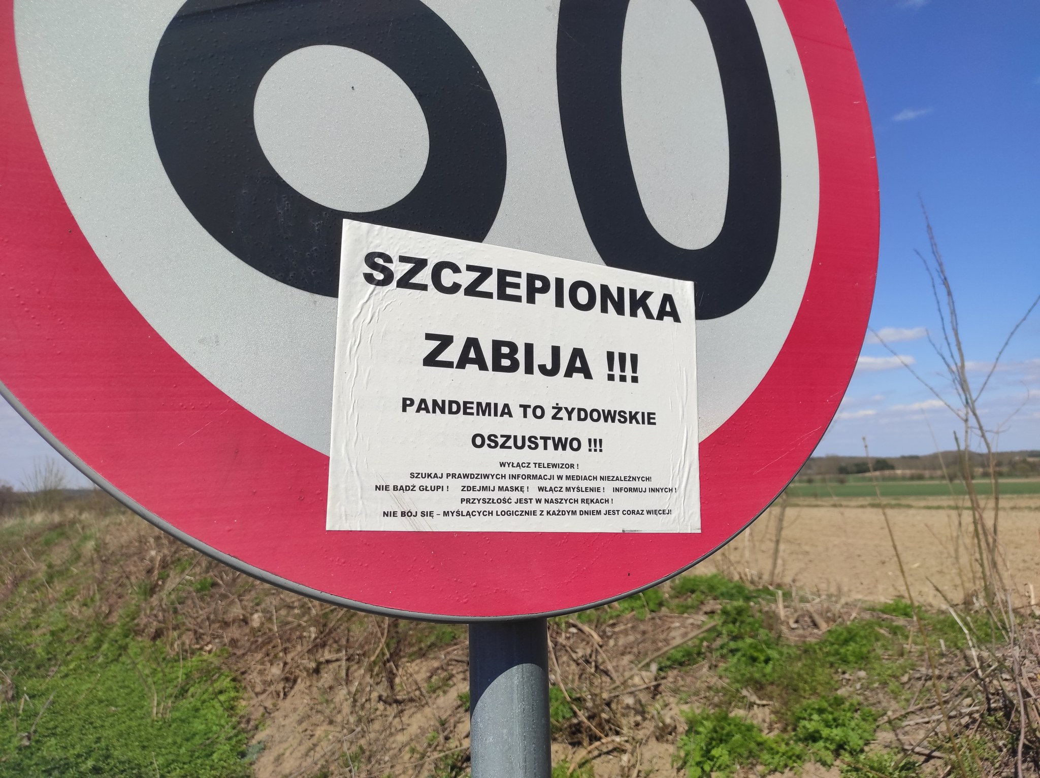 una pegatina que dice "la vacuna mata" en Polonia