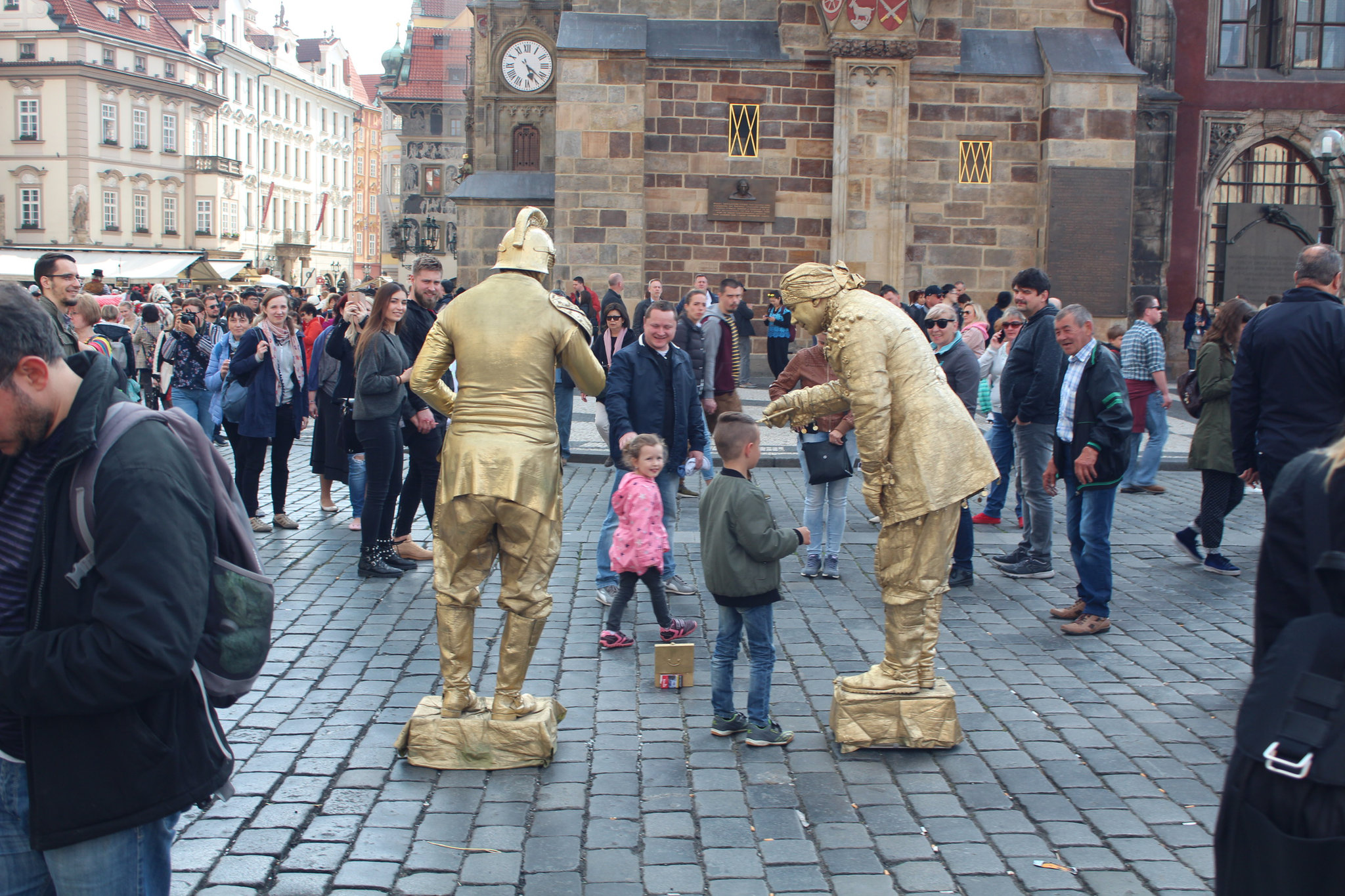 Golden performers – Prague Old Town